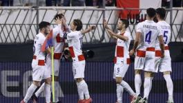 KERING：歌手张颜齐晒武磊to签国足球衣：祝你每天都是神的一天.